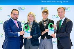 Der Deutsche Umweltpreis der DBU geht dieses Jahr an Holzbaupionierin Dagmar Fritz-Kramer (2. v. l.) und Klimaforscherin Friederike Otto (3. v. l.) hier zusammen mit DBU-Generalsekretär Alexander Bonde (l.) und dem DBU-Kuratoriumsvorsitzenden Kai Niebert.  Peter Himsel | DBU