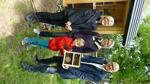 Susanne Breidenbach und Dorothee Zschocke mit Sohn Anton von Kants Gärtnern überreichten Oberbürgermeister Sören Link ein Insektenhotel