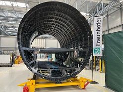 Das durch Thermoplastschweißen fertig gefügte »MFFD«-Flugzeug-Rumpfsegment bei der Fraunhofer-Gesellschaft in Stade  © Fraunhofer IFAM