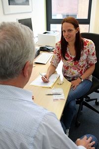 Fachbereichsleiterin Eva Wortmann im Beratungsgespräch
