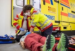 Die Quote der Ersthelfenden, also die Anzahl an bereits begonnenen Wiederbelebungsmaßnahmen vor Eintreffen des Rettungsdienstes, betrug im vergangenen Jahr 50 Prozent und lag damit vergleichbar zu 2022.  Dr. Christian Hermanns/DGAI