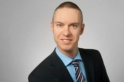 Prof. Dr. Jens Kai Perret lehrt am Campus Köln der ISM Statistik und Volkswirtschaft. Er ist Senatsmitglied und im Team Nachhaltigkeit der privaten Wirtschaftshochschule.