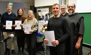 Die Preisträgerinnen und Preisträger mit Frater Thomas Väth (rechts) und Dekan Prof. Dr. Nicolas Schöpf (2. von rechts).  Quelle: Simone Grebler  Copyright: OTH Regensburg
