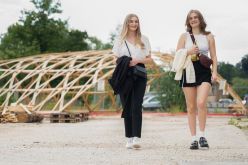 Vor der Gridshell auf dem ehemaligen Schlachthofgelände: Jenny Bernhardt und Pauline Kuhn aus dem 6. Semester Architektur.  Quelle: Natalie Schalk  Copyright: Hochschule Coburg