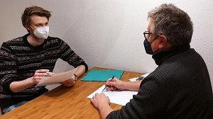 Ein UKJ-Forschungsteam sucht ältere Studienpersonen für seine Studie zu den Auswirkungen von körperlicher Aktivität und Entspannung auf die Hirnfunktionen, das Immunsystem und die Darmgesundheit.  Simon Schrenk  Universitätsklinikum Jena