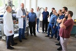 Eines der deutschlandweit besten Konzepte für nachhaltige Kreislaufwirtschaft wird in den nächsten fünf Jahren an der Hochschule Merseburg umgesetzt: Professor Mathias Seitz (2.v.l.) und sein Team freuen sich über diese große Chance.  Hochschule Merseburg