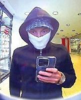 POL-BO: Mit gestohlener EC-Karte Geld abgehoben: Polizei fahndet mit Fotos nach tatverdächtigem Mann