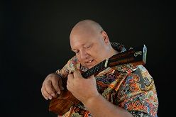 Musikschullehrer Frank Gerstmeier an der Ukulele