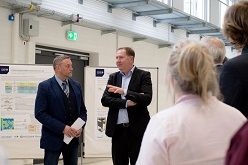 Heiko Miraß, Parlamentarischer Staatssekretär für Vorpommern und das östliche Mecklenburg (2. v.l.) im Gespräch mit Prof. Dr. Klaus-Dieter Weltmann (1. v.l.), Vorstandsvorsitzender des INP beim Informationsbesuch am 19.04.2023 in Greifswald  INP