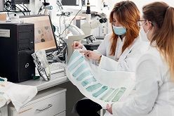 Anne-Marie Sust (links) entwickelte für ihre Abschlusskollektion innovative und umweltfreundliche Farbpasten auf Mikroalgenbasis. Bei der Entwicklung unterstützte sie Dr. Vanessa Homburg (rechts).  Patrick Pollmeier