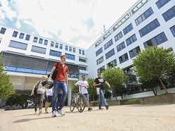 Studierende der DHBW Karlsruhe kehren ab diesem Wintersemester auf den Campus zurück.  DHBW KA//fabry