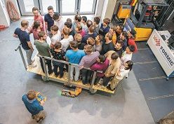 Mit dem modularen Transportsystem FORMIC kann eine einzelne Person Gewichte von bis zu 40 Tonnen ferngesteuert bewegen. (Foto: Markus Breig, KIT)  