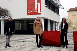 Das Projektteam an der Hochschule Landshut (Anna Hofer, Prof. Dr. Eva Wunderer, Cäcilia Hasenöhrl; v.l.) will die digitalen Beratungsangebote professionalisieren.  Veronika Barnerßoi  Hochschule Landshut