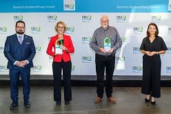 Ökologin Prof. Dr. Katrin Böhning-Gaese (zweite von links) und Moorforscher Prof. Dr. Dr. h.c. Hans Joosten (dritter von links) wurden für ihre herausragenden Verdienste um Artenvielfalt und Klimaschutz heute mit dem Deutschen Umweltpreis ausgezeichnet.  Peter Himsel  Deutsche Bundesstiftung Umwelt