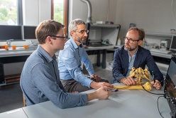 Das Messkonzept wurde am Hüftmodell besprochen: Jan Lützelberger, Prof. Dr. Klaus Stefan Drese (beide Hochschule Coburg), Dr. med. Alexander Franck (Regiomed Coburg), (v.l).  Katrin Schwuchow  Hochschule Coburg