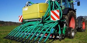 Ein Verbundprojekt mit Beteiligung der Universität Hohenheim in Stuttgart untersucht, wie möglichst wenig Treibhausgas- und Ammoniakemissionen beim Düngen mit Gülle und Gärresten in wachsende Bestände entstehen.  Caroline Buchen-Tschiskale  Thünen-Institut