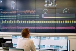 André Kummerow im Leittechnik-Labor des Fraunhofer IOSB-AST beim Test der KI-Algorithmen.  Martin Käßler  Fraunhofer IOSB-AST