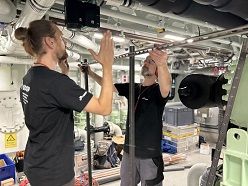 Dr. Tobias Steinhoff (r.) und Melf Paulsen beginnen an Bord mit der Installation der SOOP-Messtechnik. Damit sollen während der Fahrten unter anderem der Sauerstoff- und Kohlendioxid-Gehalt des Wassers sowie Mikroplastik gemessen werden.  Myriam Dutzi  GEOMAR