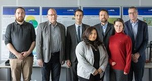 Das caREL-Projektteam aus (v. l.) Nicolas Diedrich, Prof. Dr. Thomas Hollstein, Nicolas Bongs und Frank Syring (beide Hess. Ministerium für Digitale Strategie) sowie Prof. Dr. Robert Seuß (r.), Prof. Dr. Tine Köhler (vorn r.) und Mariam Hussain.  Foto: Frankfurt UAS