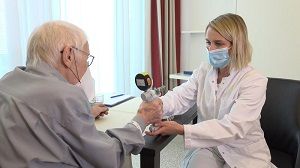 Ein typischer Funktionstest am Tag vor der Operation ist die Handkraftmessung als Bestandteil des geriatrischen Assessments  (Foto: Marcel Mompour).  HDZ NRW