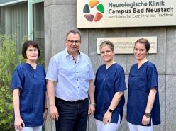 Das Team der Angehörigenberatung um Dr. Volker Ziegler, Chefarzt der Klinik für neurologische Frührehabilitation und neurologische Intensivmedizin am Rhön-Klinikum Campus Bad Neustadt: Heike Seeliger (l.), Julia Anding (2.v.r.) und Christina Schlegel (r) Quelle: Katrin Schmitt Copyright: © RHÖN-KLINIKUM Campus Bad Neustadt