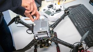 Letzte Eingriffe vor dem Flug einer KI-gestützten Drohne von Prof. Stefan Leutenegger