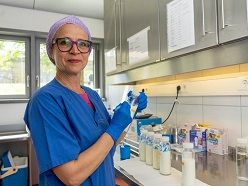 Schwester Ina kontrolliert gespendete Muttermilch.  Uniklinikum Dresden/Marc Eisele