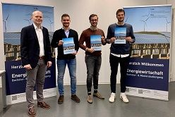 Prof. Dr. Sebastian Herold verlieh die Auszeichnung “Beste energiewirtschaftliche Arbeit” an Karl Johann, René Heymann und Tim Deumlich (v.l.n.r.).  Jessica Munoz Montes  h_da