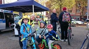 Katharina Ditter kam mit ihren Söhnen Georg (5) und David (3) vorbei. PHKin Simone Hafermas half ihnen bei der Einstellung ihrer Helme.