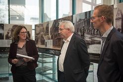 Rundgang durch das Kultur- und Stadthistorische Museum: (v.l.:) Frau Dr. Susanne Sommer, Staatssekretär Klaus Kaiser, Dr. Andreas Pilger in der stadtgeschichtlichen Abteilung zur Geschichte des Nationalsozialismus