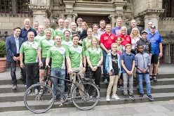 Alle Gewinner, Carsten Tum (Dezernent für Stadtentwicklung und  Umwelt) und Karl-Heinz Frings (Klimaschutzbeauftragter und Koordinator des Stadtradelns) auf der Rathaustreppe