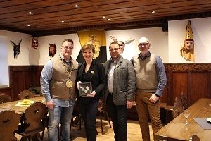 Heinivater Marco Leuenberger, die Plakettensponsoren Pia und Alex Müller sowie Maskengestalter Roger Stalder.