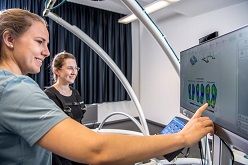 Einblick in die Skills-Labs – also die Fertigkeitenlabore des Studienbereichs Physiotherapie an der Hochschule für Gesundheit.  Wolfgang Helm  HS Gesundheit