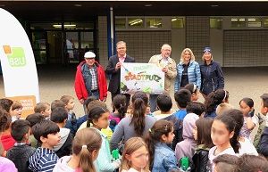 Startschuss zum großen Stadtputz an der Hufelandschule gaben am Freitagmorgen Bezirksbürgermeister Helmut Breitkopf, USB-Geschäftsführer Dr. Thorsten Zisowski, Schulleiterin der Hufelandschule Gabriele Danz und Leiterin der USB-Unternehmenskommunikation, Barbara Winklmeier.