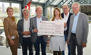 Scheckübergabe: (v.l.) Dr. Karin Overlack, Bernhard Silaschi, Titularprof. Dr. Otto Foit, Privatdozentin Dr. Anna Klinke, Hans-Jürgen Nolting, Andreas Huneke  (Foto: Anna Reiss).  HDZ NRW