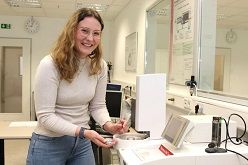 Heute studiert Nele Zerhusen im Master „Angewandte Werkstoffwissenschaften“ und ist Werkstudentin in ihrem Ausbildungsunternehmen Pöppelmann. Im Labor des Unternehmens befasst sie sich mit Materialentwicklung und -analyse.  Pöppelmann Kunststoff-Technik GmbH & Co. KG