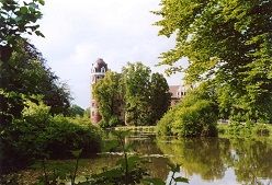 Historische Bauten und Parks leiden unter dem Klimawandel. Dabei verfügt der Kultur- und Naturerbesektor über ein großes Klimaschutz-Potenzial. Wie diese zwei Seiten derselben Medaille angegangen werden können, diskutiert die DBU in ihrer Reihe DBUdigital  Deutsche Bundesstiftung Umwelt