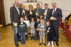 (v. l.) Oberbürgermeister Sören Link, Jugendamtsleiter Hinrich Köpcke, Petra Müller, Schulkulturkontaktstelle, Ralph Kalveram, Leiter des Amtes für Schulische Bildung, Bildungs- und Jugenddezernent Thomas Krützberg und Dr. Joachim Bonn, Sparkasse Duisburg, sowie Kinder der Einrichtungen Gluckstraße und Am Holderbusch mit der neuen Bilderkiste.