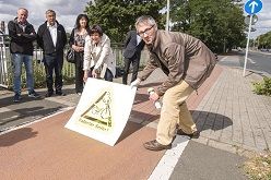v.l.n.r. Peter Steinbicker vom Amt für Stadtentwicklung und Projektmanagement, Bürgermeister Manfred Osenger, Monika Harder von der Verkehrswacht Duisburg, Polizeipräsidentin Dr. Elke Bartels sowie Patrick Hoenninger vom Amt für Stadtentwicklung und Projektmanagement zeigen das Symbol „Geisterradler“ der neuen Kampagne von „Duisburg. Aber sicher!“.