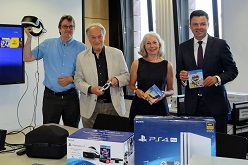 Spendenübergabe mit (v.li.): Johannes Borbach-Jaene (Bibliotheksdirektor), Wolf-Dietrich Köster (Vorsitzender Förderverein), Petra Grübner (Geschäftsführerin Förderverein), Carsten Jäger (Schatzmeister Förderverein) sowie ein Bild mit Wolf-Dietrich Köster mit 3D-Brille und Meheddiz Gürle, Bibliotheksmitarbeiter. Foto: Stadt- und Landesbibliothek Dortmund