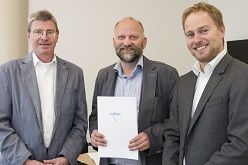 Thomas Krützberg, Dezernent für Familie, Bildung und Kultur, Arbeit und Soziales und Martin Murrack, Dezernent für Personal, Organisation, Digitalisierung und bezirkliche Angelegenheiten gratulierten Hinrich Köpcke offiziell in seiner neuen Funktion (s. Foto).