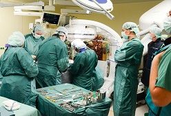 Den Eingriff im Hybrid-OP-Saal des HDZ NRW führten Dr. Kai Friedrichs und Prof. Dr. Sabine Bleiziffer durch  (Foto: Marcel Mompour).  HDZ NRW