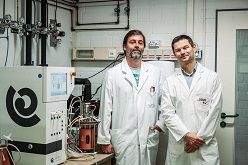 Dr. Stefan Dyskma (li.) und Prof. Dr. Michael Pester neben einem Bioreaktor bei der DSMZ, in dem neuarti-ge „Sulfatreduzierer“ untersucht werden konnten.  Bildnachweis: DSMZ