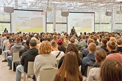 Gut gefüllt war das Klaus-Steilmann-Auditorium in der BlueBox, als Hochschulpräsident Prof. Dr. Jürgen Bock am 1. Oktober die Erstsemester begrüßte.