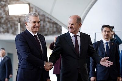 Shavkat Mirziyoyev und Bundeskanzler Scholz in Berlin