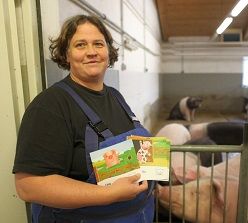 Marianne Zenk mit dem altersgerechten Informationsmaterial zum Stallbesuch, das während der Vor-Ort-Termine verteilt wird.  Foto: Manuela Reichelt  FBN