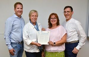 (v.l.n.r.) Arne Kayser (Aidshilfe Bochum), Bürgermeisterin Astrid Platzmann-Scholten, Susanne Köllner (Personalamt) und Ulf-Arne Kristal (Deutsche Aidshilfe).
