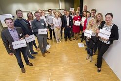 Foto der Teilnehmer und der Gastgeber: mittig links Kerstin Wittmeier, Dezernentin für Personal, Organisation und bezirkliche Angelegenheiten, mittig rechts, Martin Murrack, Stadtdirektor und Digitalisierungsdezernent