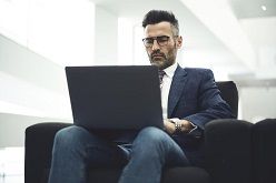 Manager ohne Mitgefühl: Mindert virtuelle Zusammenar-beit das Verantwortungsgefühl für Mitarbeitende? Dieser Frage wurde in Tübingen nachgegangen  iStock