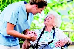 Gerade bei älteren Menschen können schon leichte Unfälle schwere und lang andauernde Folgen haben.  iStock.com/kzenon